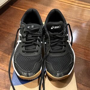 Women’s Black and White Volleyball Shoes (sz 7)